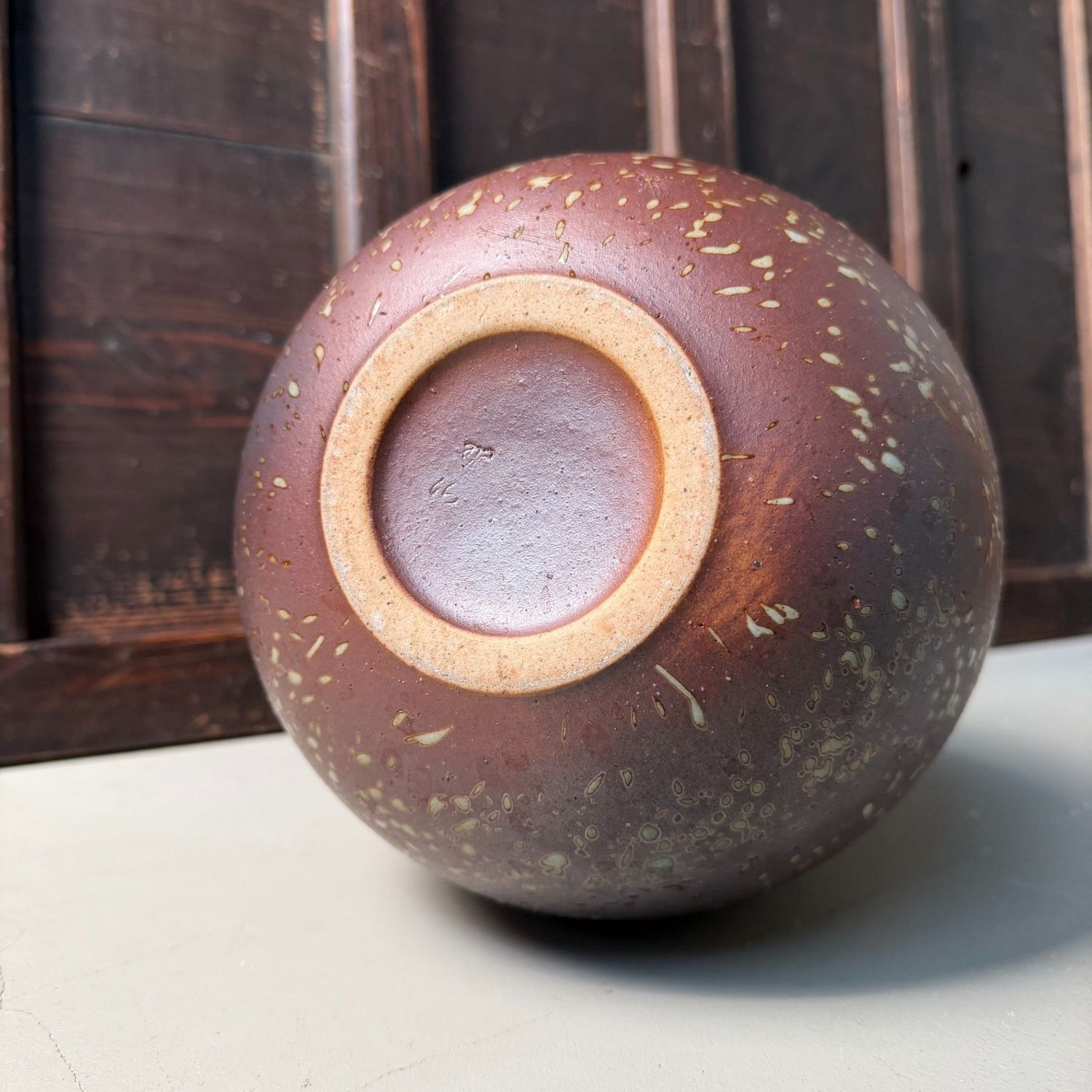 ​Japanse Ikebana Vaas, Shigaraki Keramiek met Irissen, 1970s