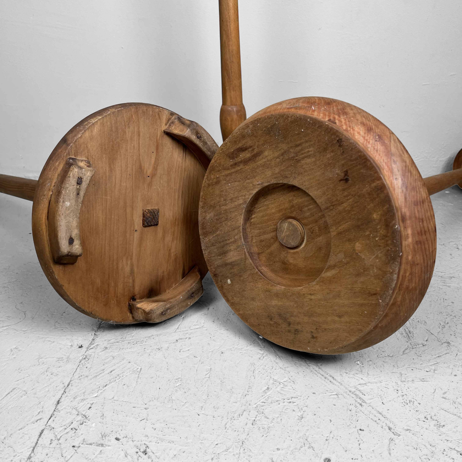 Set van Drie Japanse Shokudai Tempelkandelaars, Taishō-periode, ca. 1920