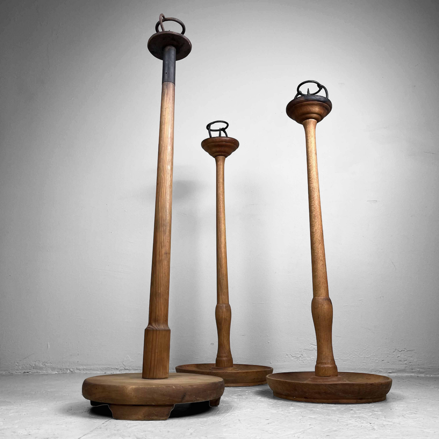 Set van Drie Japanse Shokudai Tempelkandelaars, Taishō-periode, ca. 1920