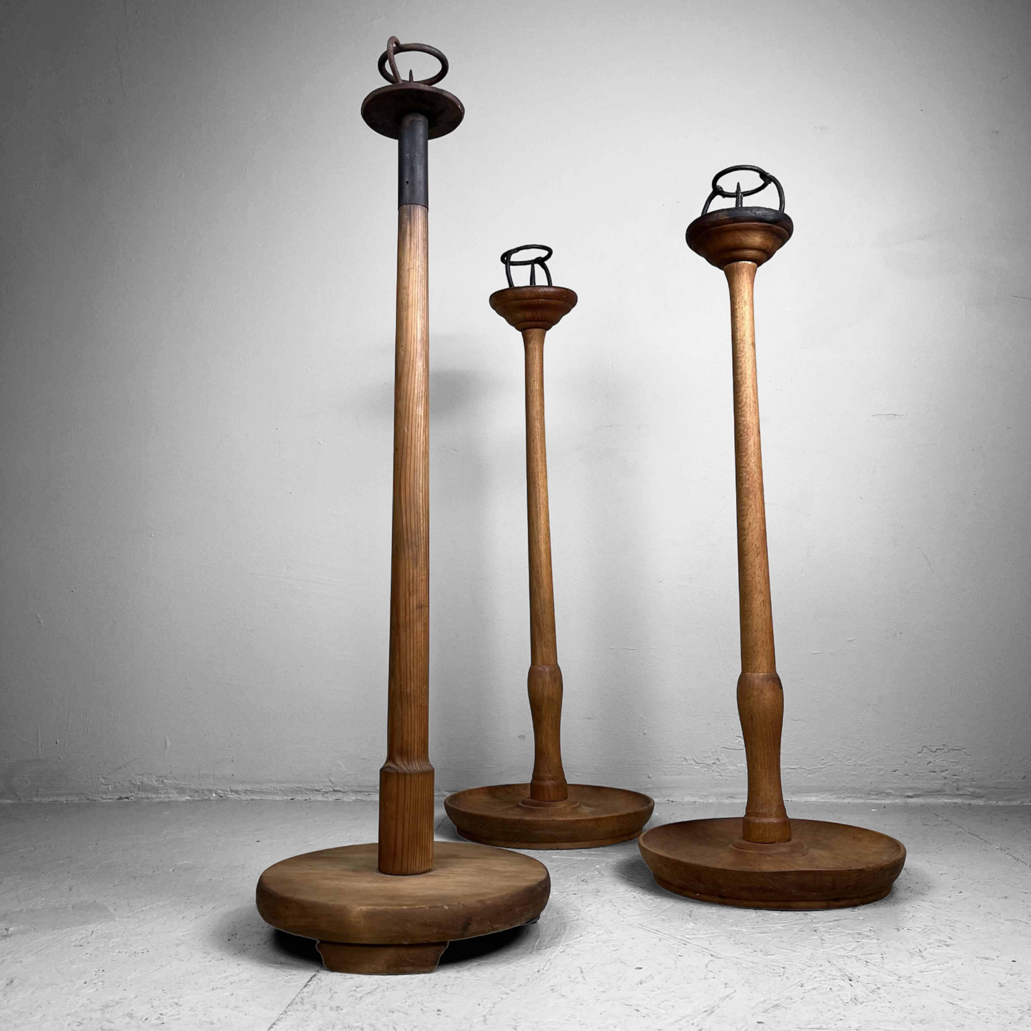 Set van Drie Japanse Shokudai Tempelkandelaars, Taishō-periode, ca. 1920