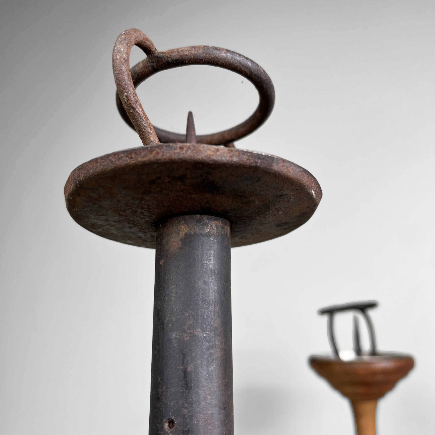 Set van Drie Japanse Shokudai Tempelkandelaars, Taishō-periode, ca. 1920
