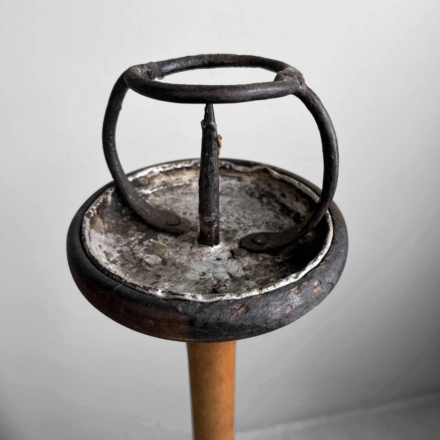 Set van Drie Japanse Shokudai Tempelkandelaars, Taishō-periode, ca. 1920
