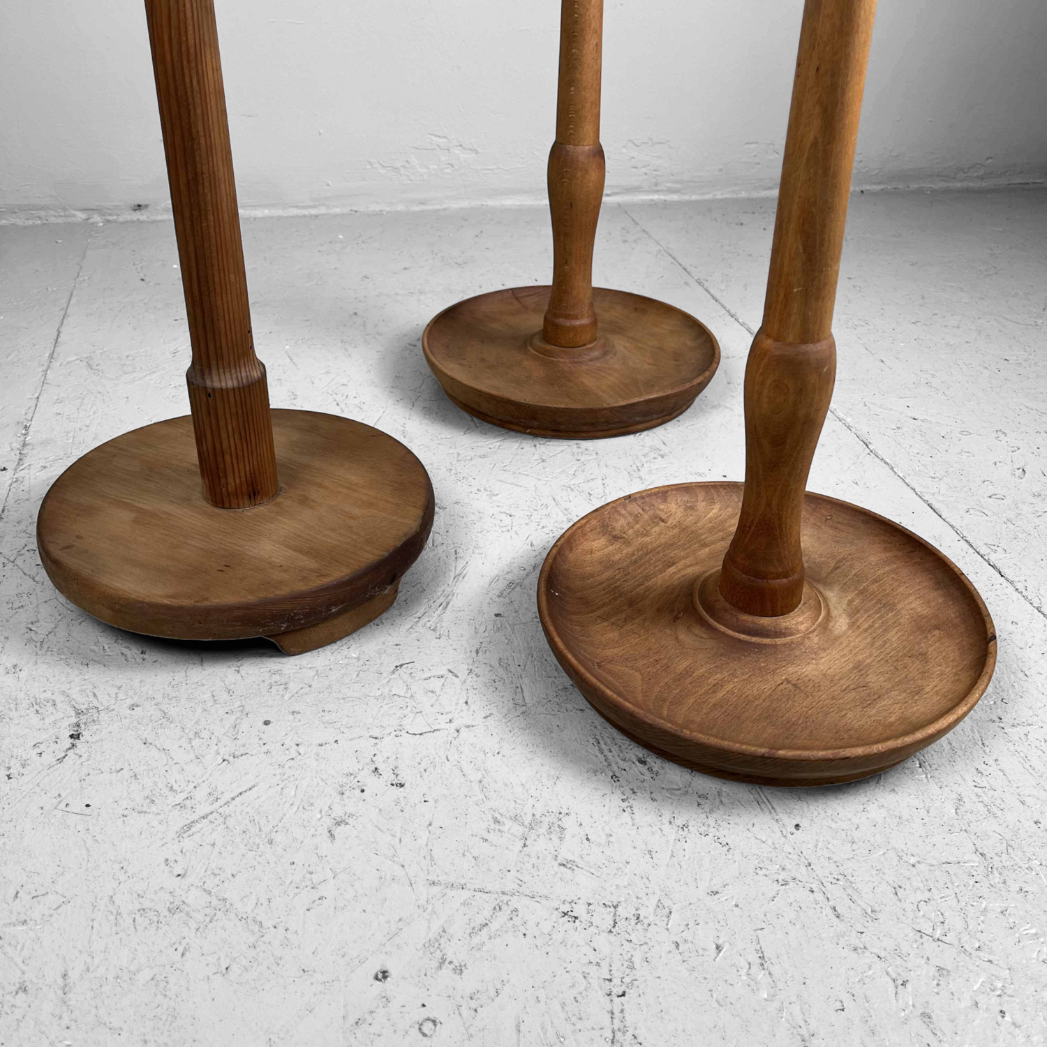 Set van Drie Japanse Shokudai Tempelkandelaars, Taishō-periode, ca. 1920