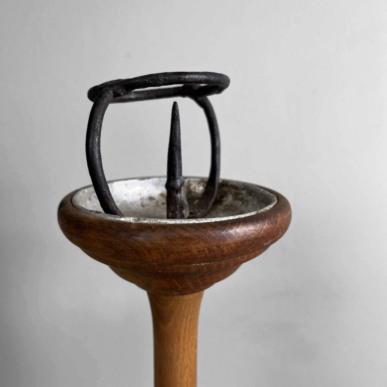 Set van Drie Japanse Shokudai Tempelkandelaars, Taishō-periode, ca. 1920