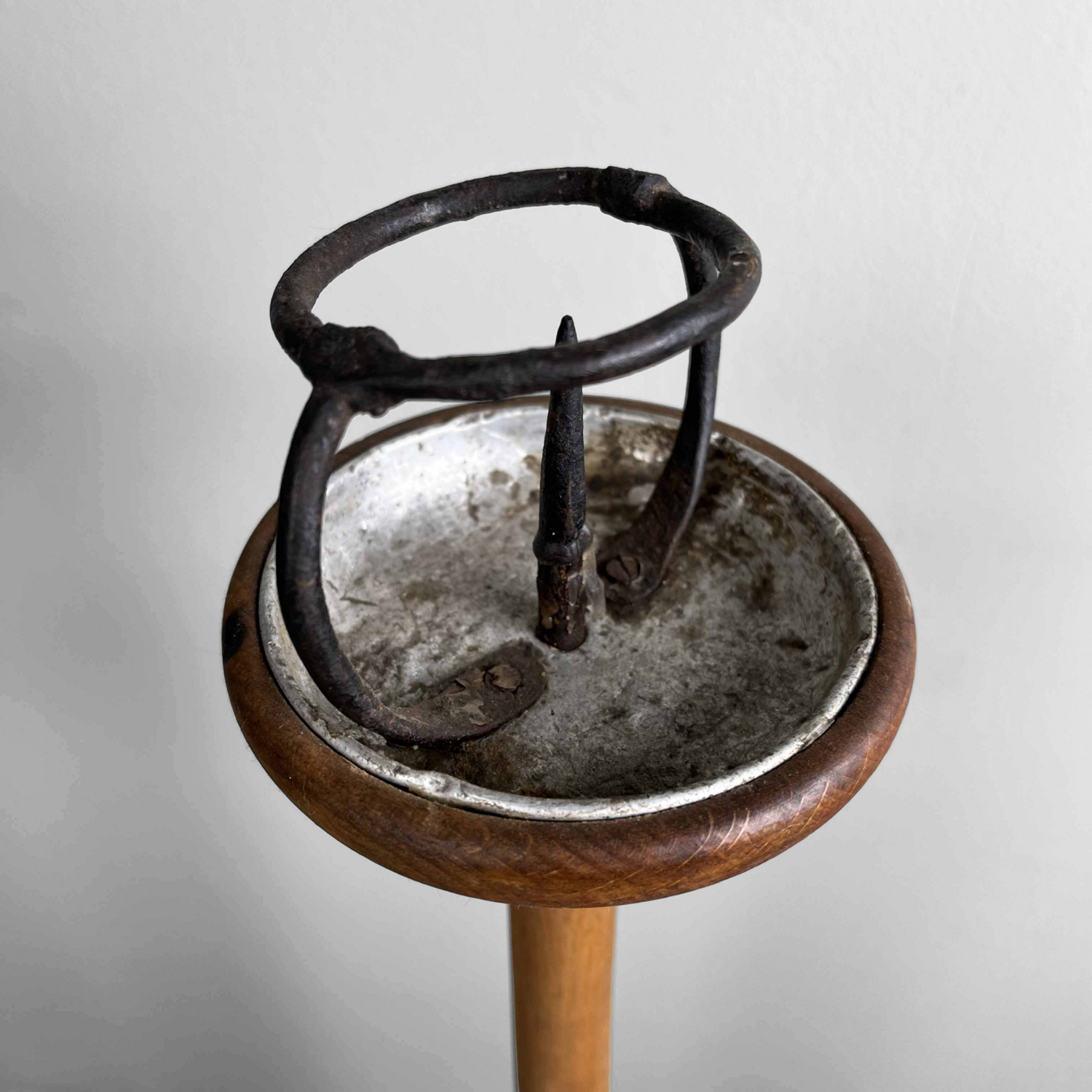 Set van Drie Japanse Shokudai Tempelkandelaars, Taishō-periode, ca. 1920