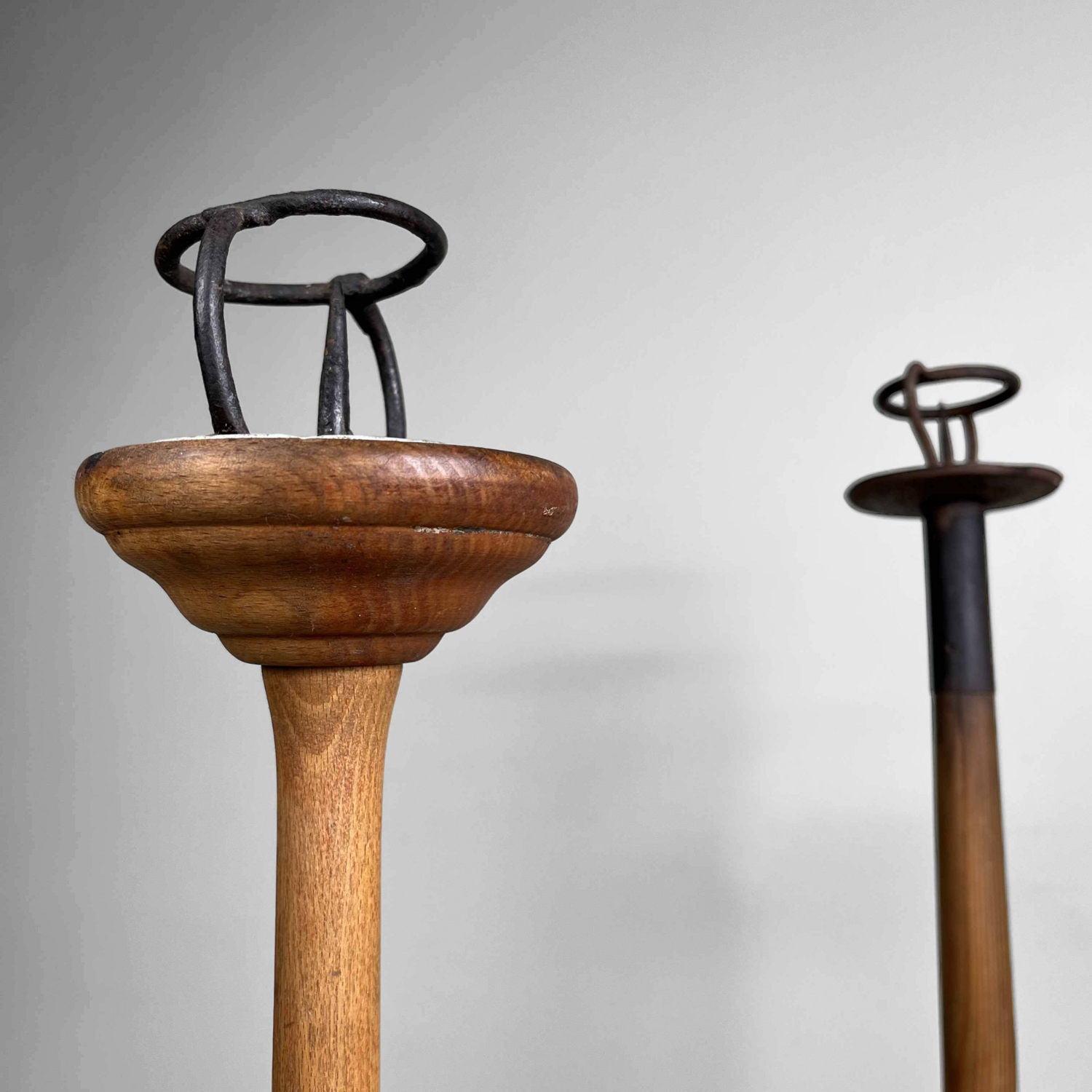 Set van Drie Japanse Shokudai Tempelkandelaars, Taishō-periode, ca. 1920
