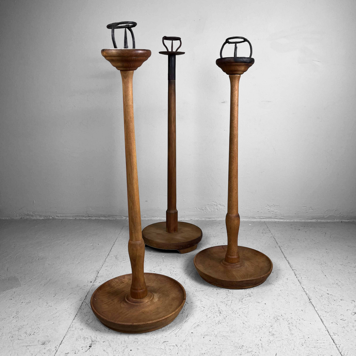 Set van Drie Japanse Shokudai Tempelkandelaars, Taishō-periode, ca. 1920
