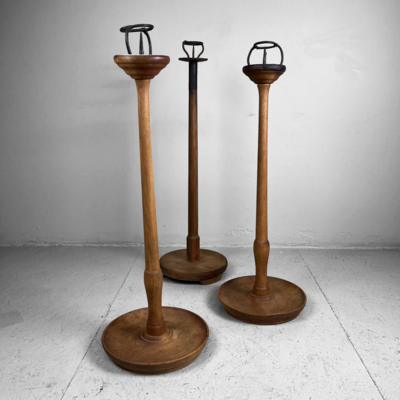Set van Drie Japanse Shokudai Tempelkandelaars, Taishō-periode, ca. 1920 Set van Drie Japanse Shokudai Tempelkandelaars, Taishō-periode, ca. 1920