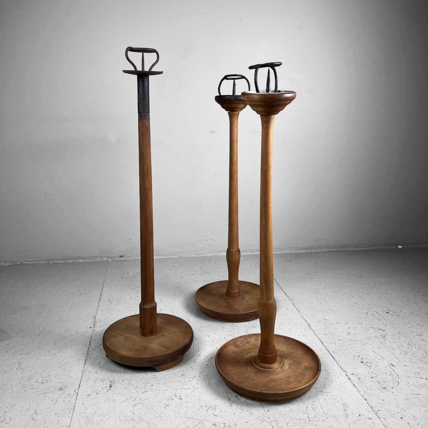 Set van Drie Japanse Shokudai Tempelkandelaars, Taishō-periode, ca. 1920