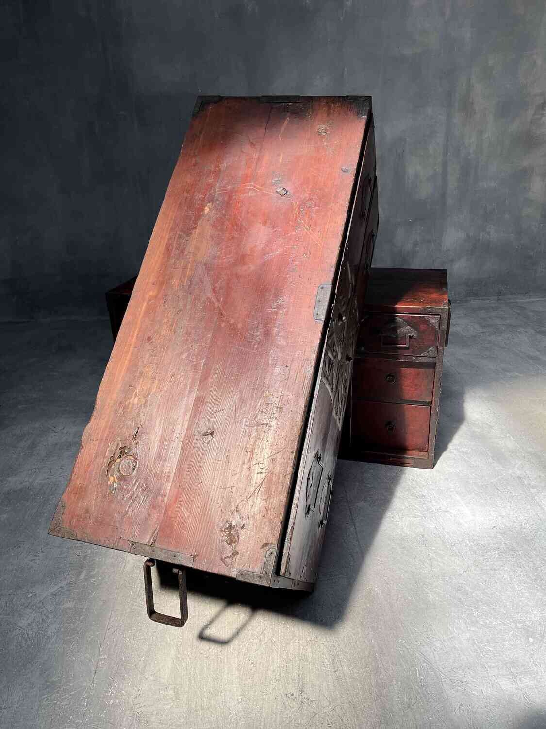 Antieke Japanse Tweedelige Isho-dansu met Beslag, Meiji-periode, 1868–1912 Antieke Japanse Tweedelige Isho-dansu met Beslag, Meiji-periode, 1868–1912