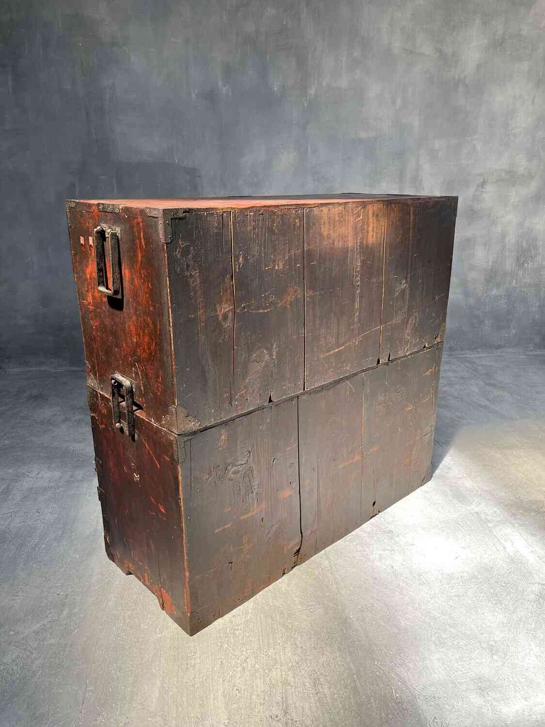 Antieke Japanse Tweedelige Isho-dansu met Beslag, Meiji-periode, 1868–1912 Antieke Japanse Tweedelige Isho-dansu met Beslag, Meiji-periode, 1868–1912