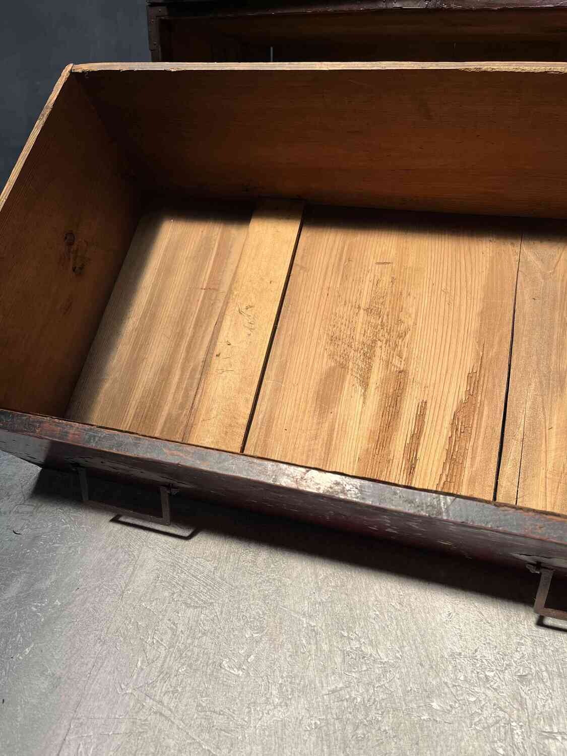 Antieke Japanse Tweedelige Isho-dansu met Beslag, Meiji-periode, 1868–1912 Antieke Japanse Tweedelige Isho-dansu met Beslag, Meiji-periode, 1868–1912