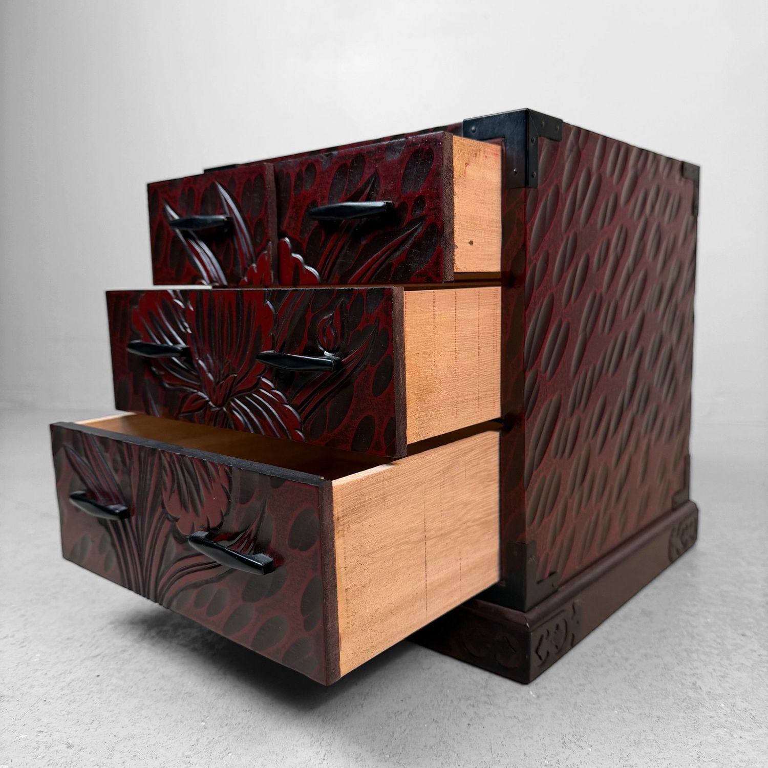 Kamakura-bori Haribako ‘Iris’, Jewellery Chest, Japan, 1980s Kamakura-bori Haribako ‘Iris’, Jewellery Chest, Japan, 1980s