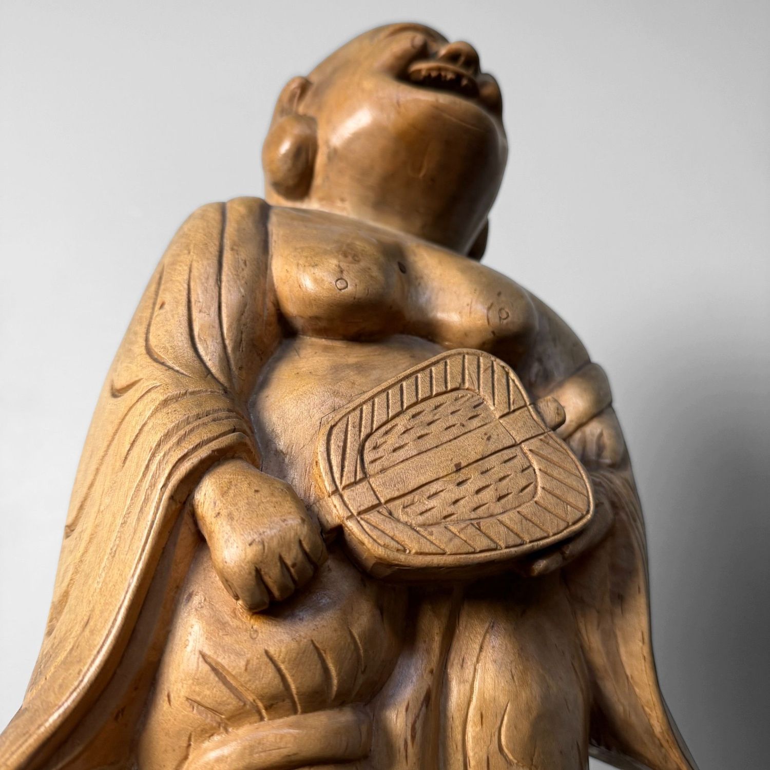 Japanse Hotei, Lachende Boeddha, in Massief Berkenhout, jaren 1950