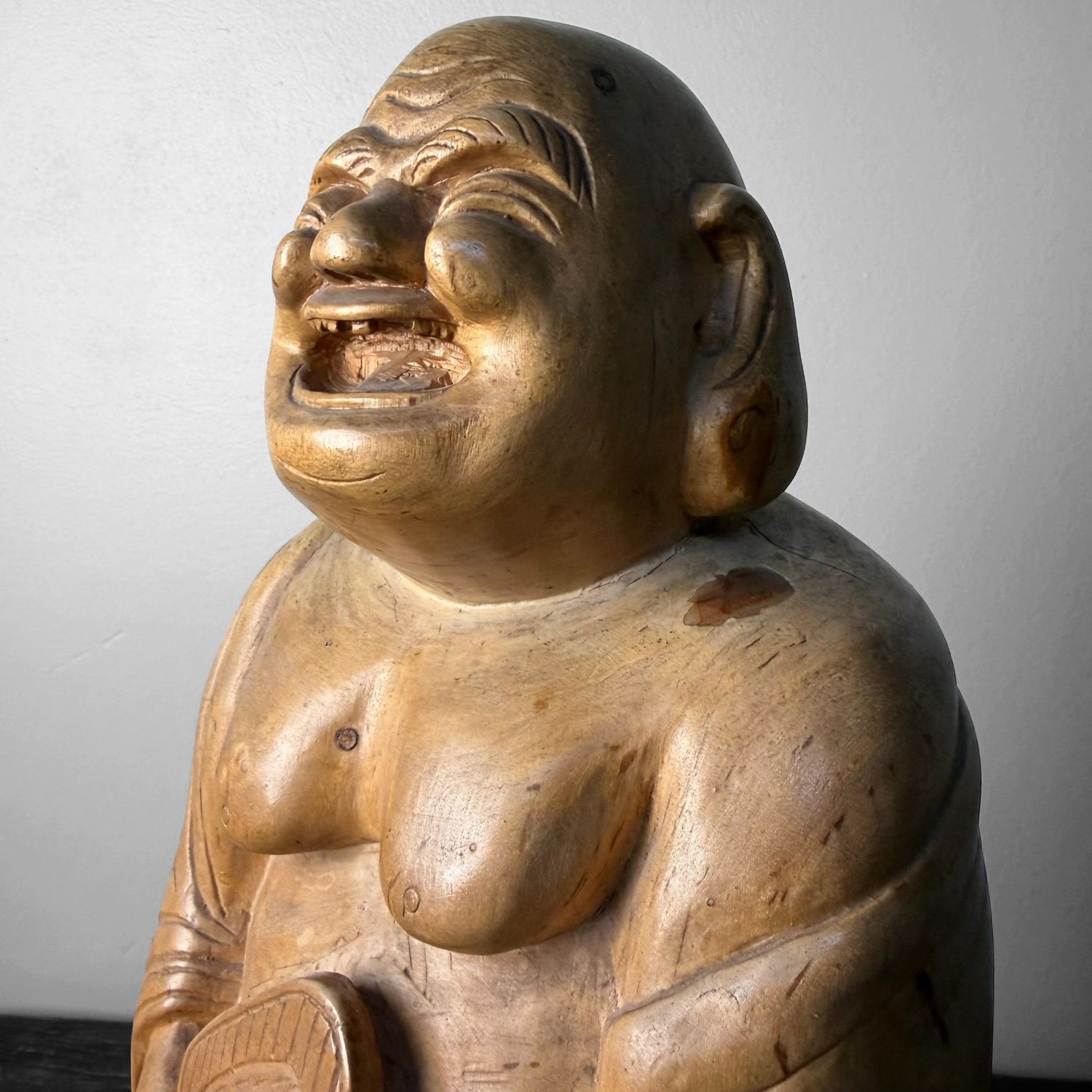 Japanse Hotei, Lachende Boeddha, in Massief Berkenhout, jaren 1950