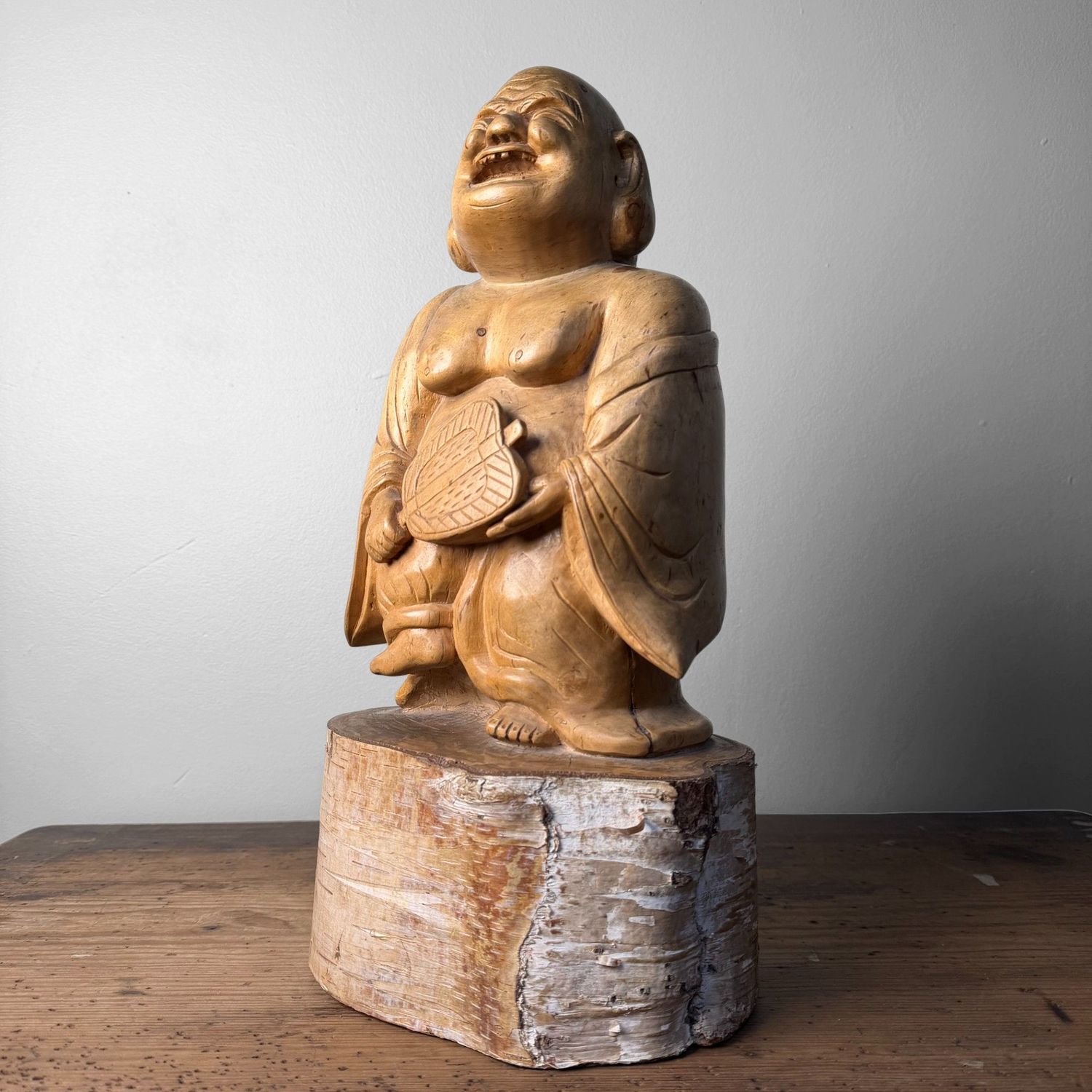 Japanse Hotei, Lachende Boeddha, in Massief Berkenhout, jaren 1950