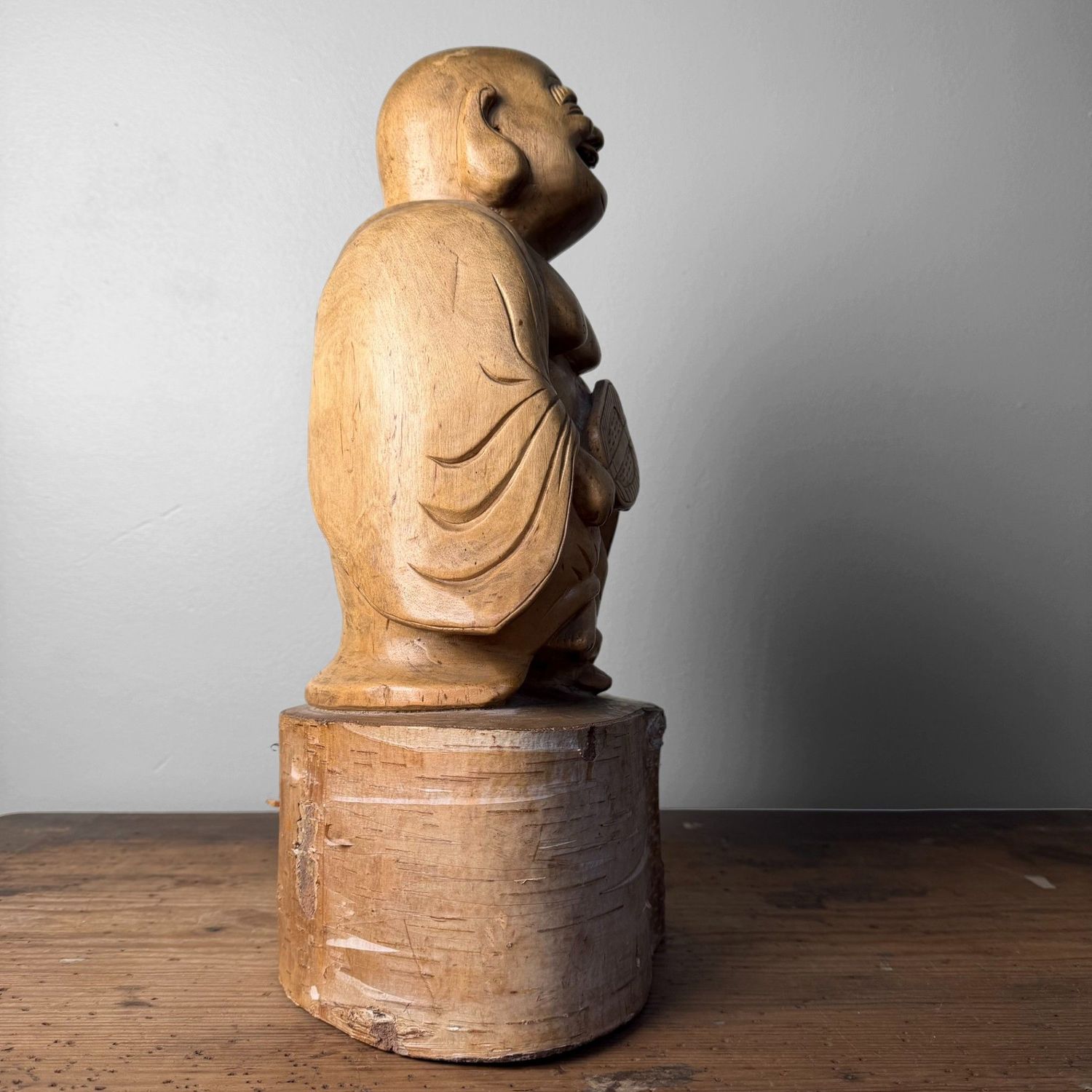 Japanse Hotei, Lachende Boeddha, in Massief Berkenhout, jaren 1950