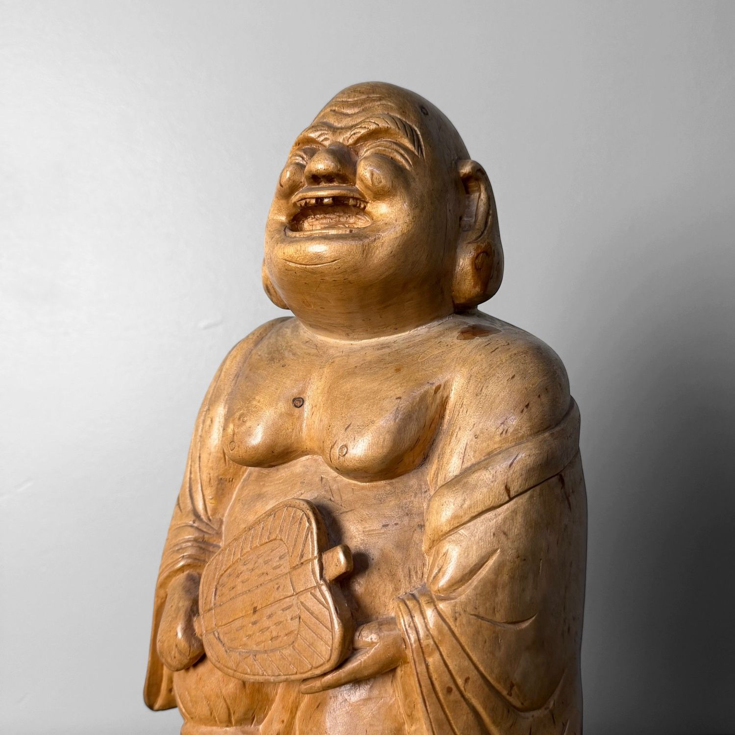 Japanse Hotei, Lachende Boeddha, in Massief Berkenhout, jaren 1950