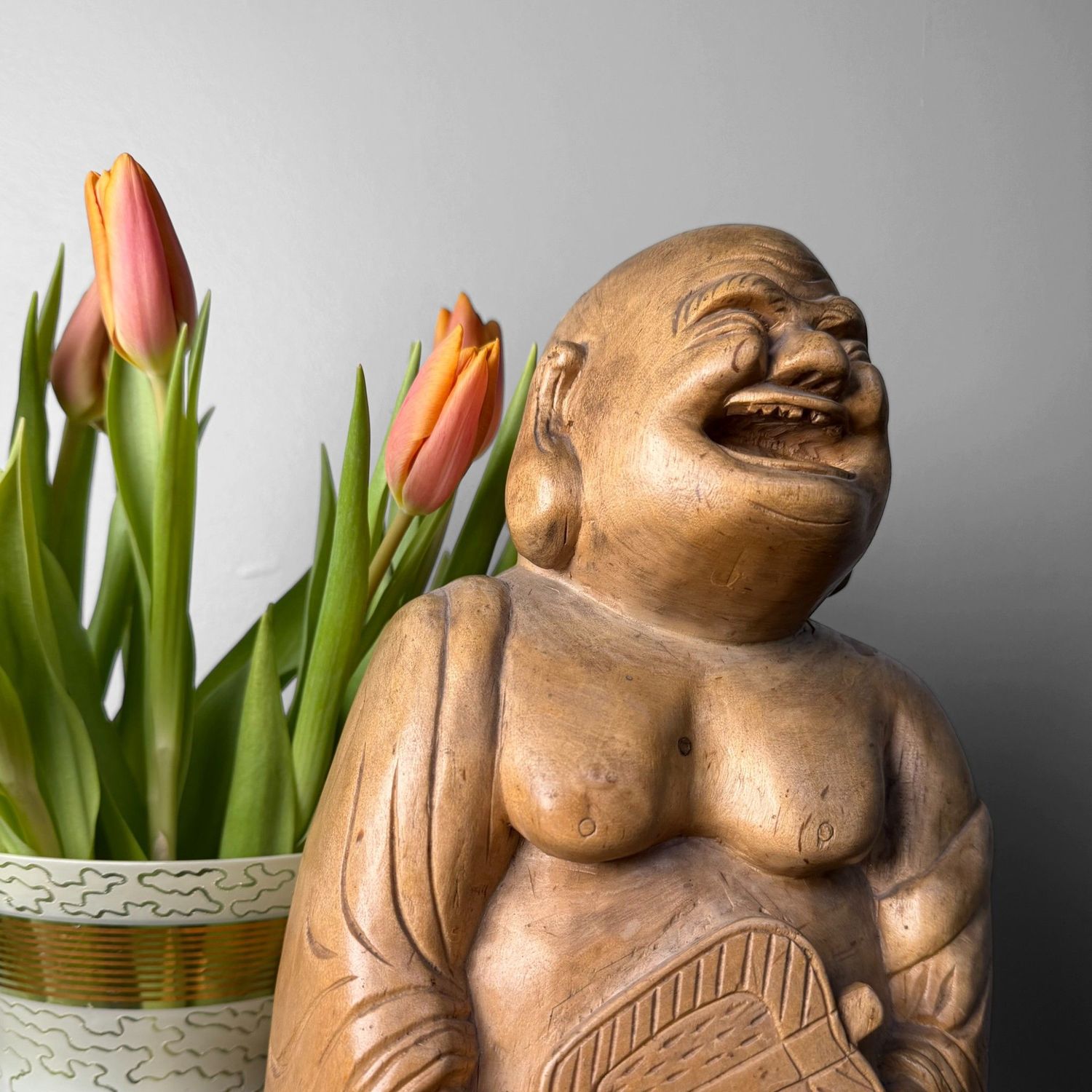 Japanse Hotei, Lachende Boeddha, in Massief Berkenhout, jaren 1950