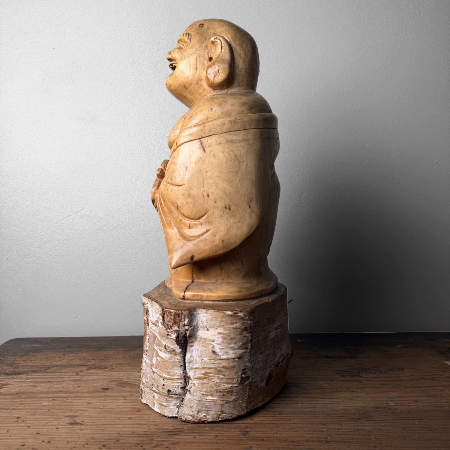 Japanse Hotei, Lachende Boeddha, in Massief Berkenhout, jaren 1950