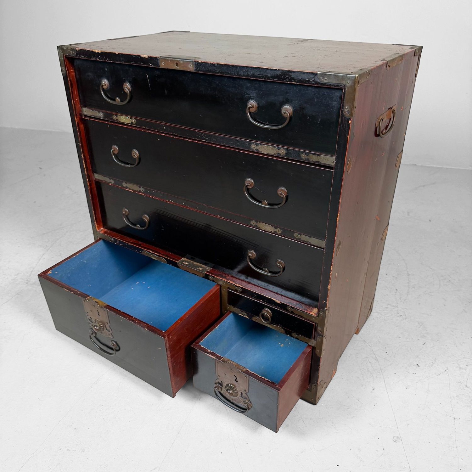 Japanese Antique Tansu Chest of Drawers with Brass Hardware, 1900s