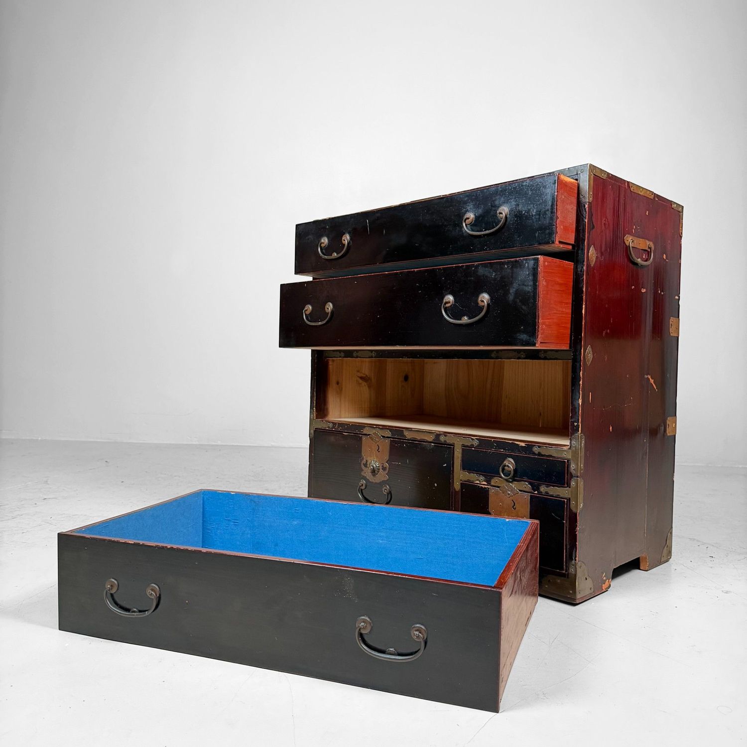 Japanese Antique Tansu Chest of Drawers with Brass Hardware, 1900s