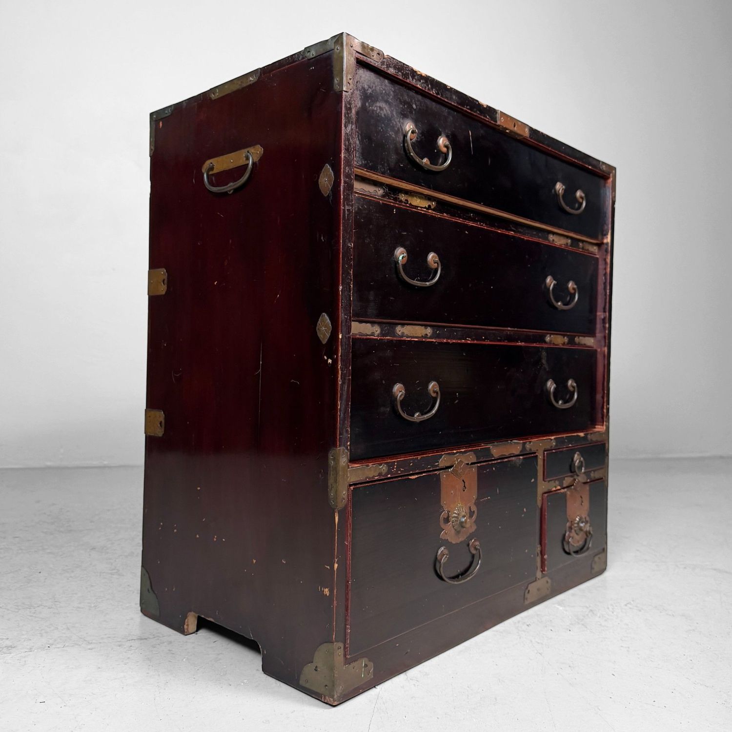 Japanese Antique Tansu Chest of Drawers with Brass Hardware, 1900s