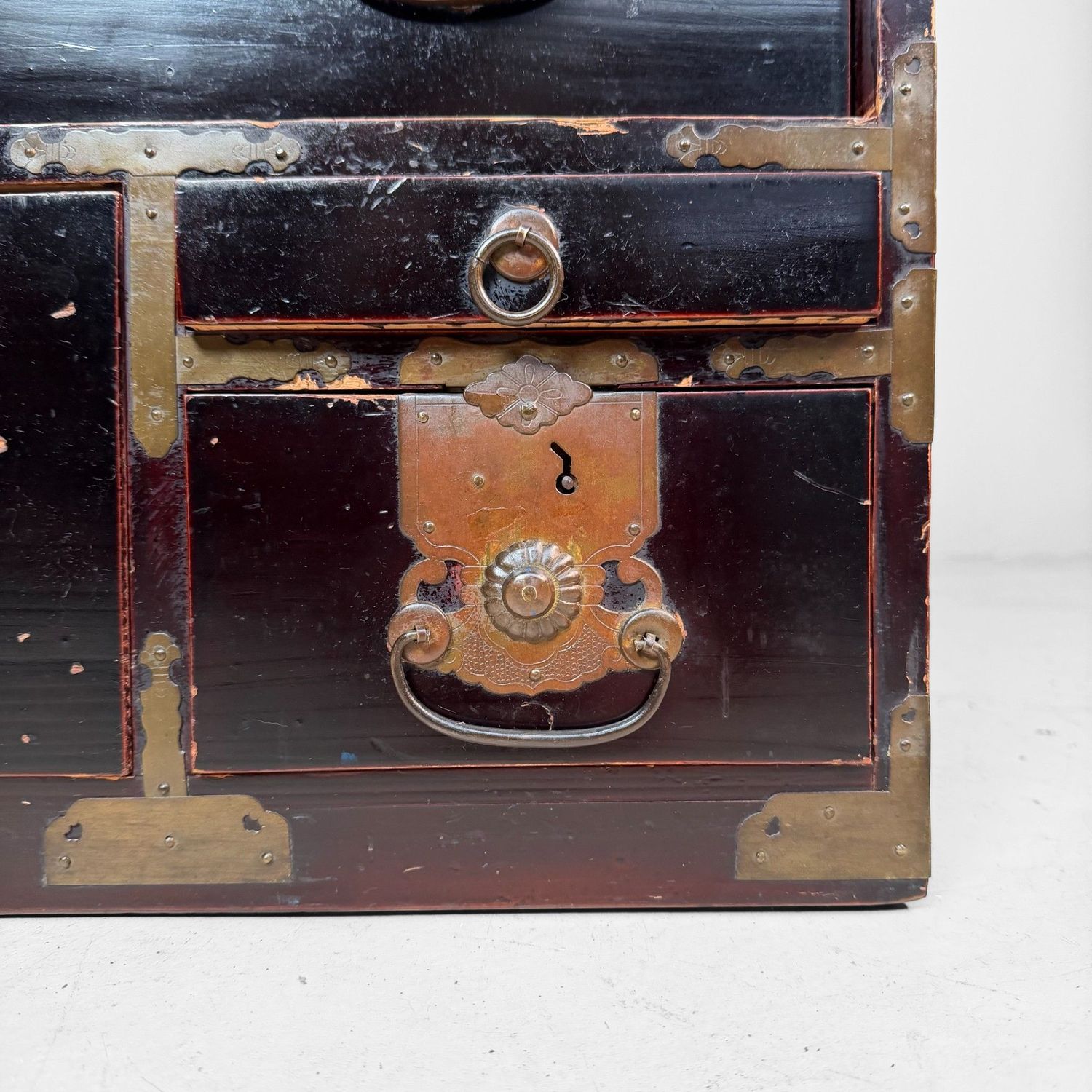 Japanese Antique Tansu Chest of Drawers with Brass Hardware, 1900s