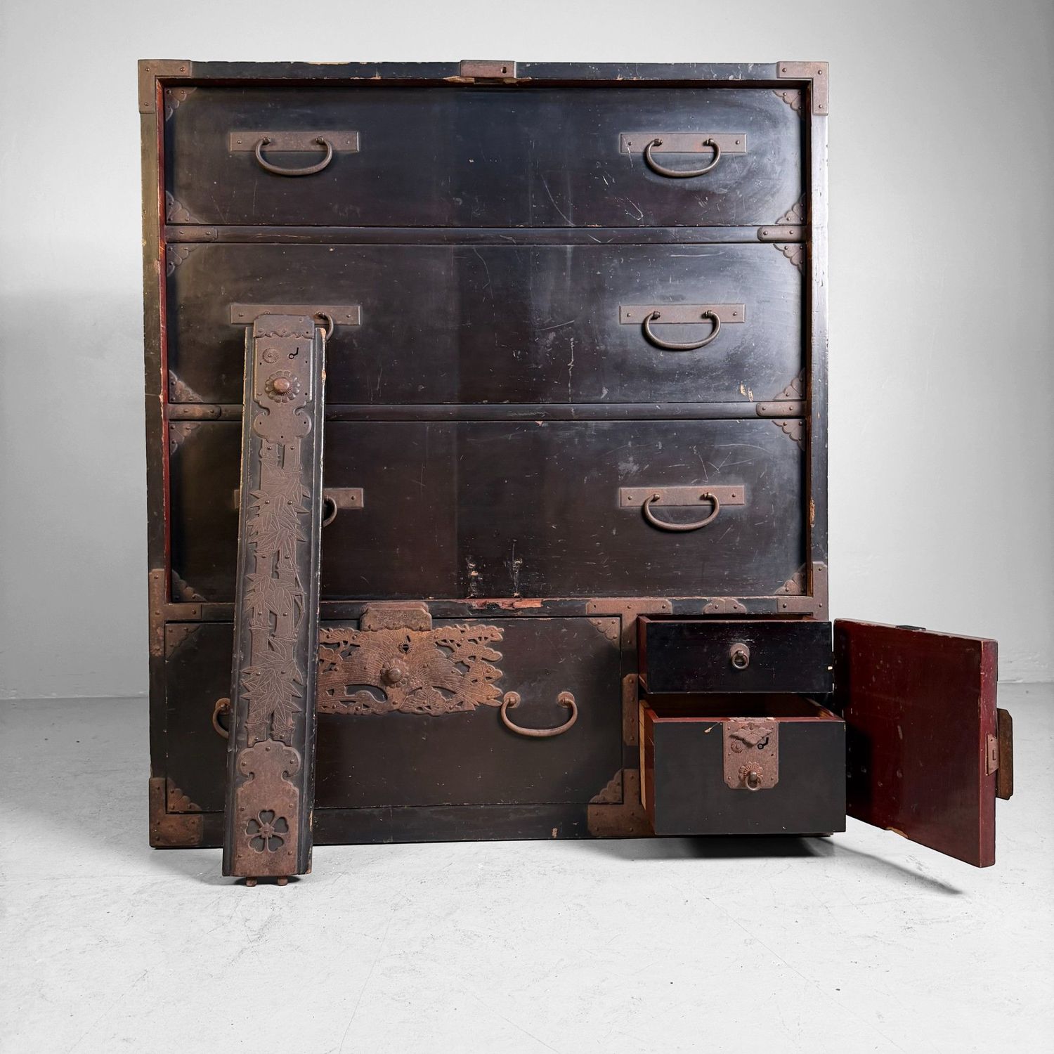 Japanese Antique Tansu, Storage Cabinet and Display Piece, 1900s