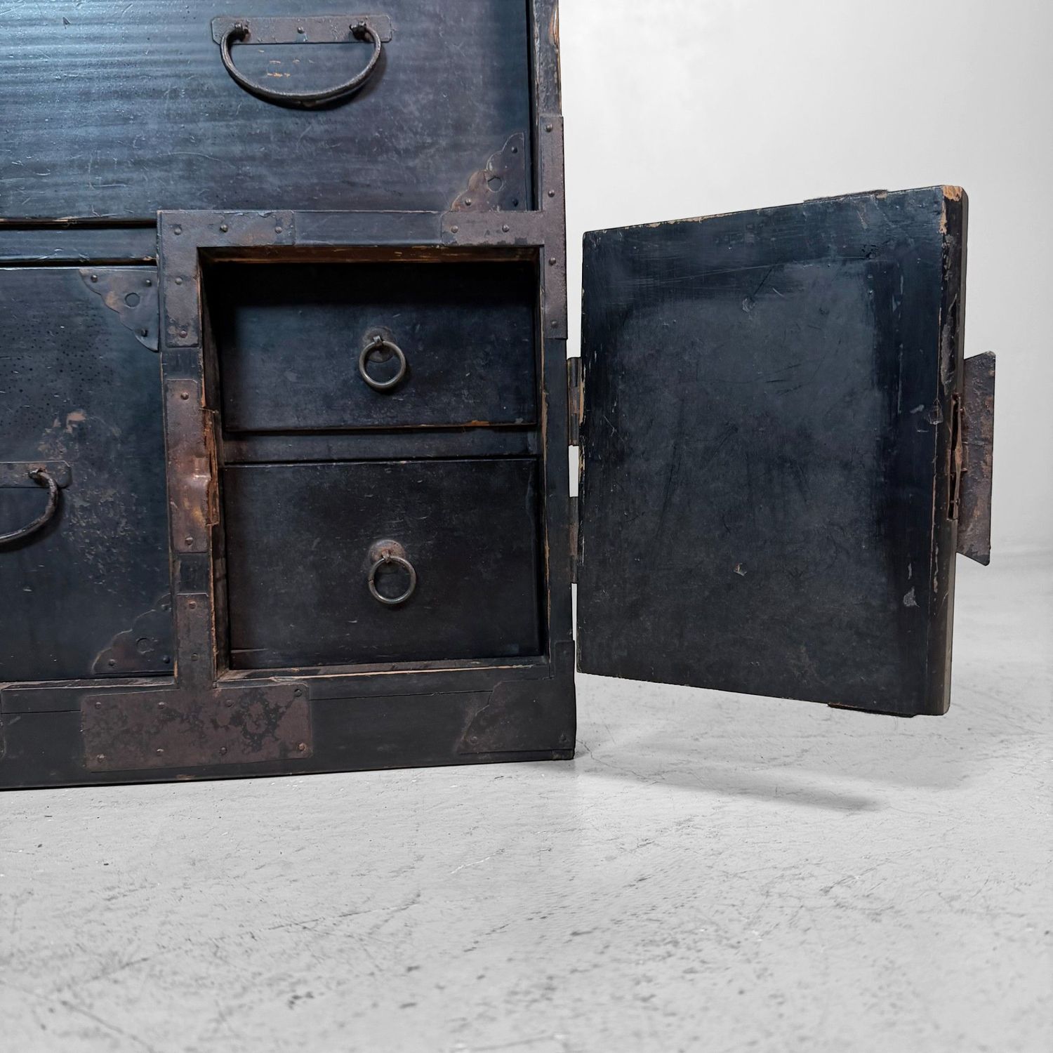 Japanese Tansu Storage Chest with Drawers, 1910s