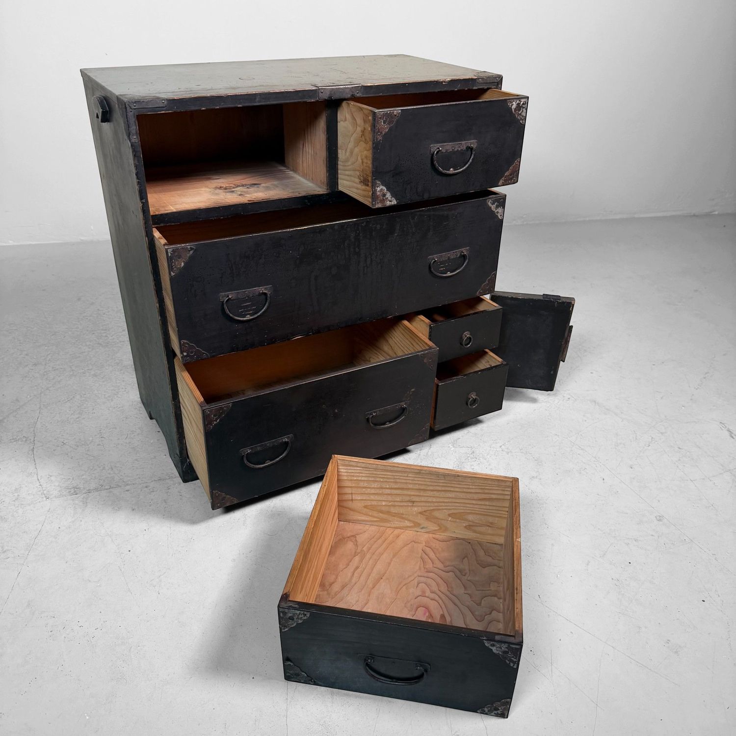 Japanese Tansu Storage Chest with Drawers, 1910s