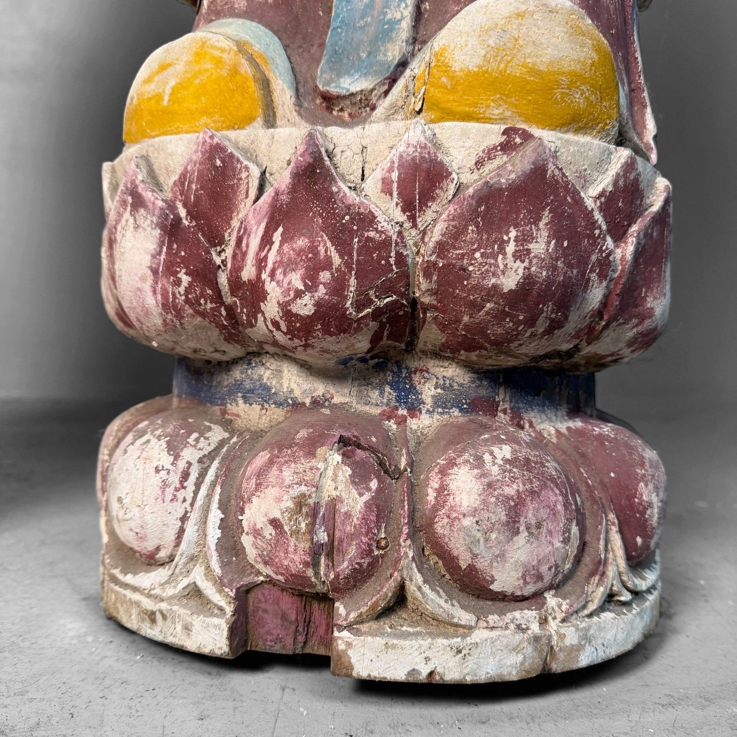 Grote Polychrome Tempelfiguren in Hout op Lotusvoet, Korea, 19e eeuw