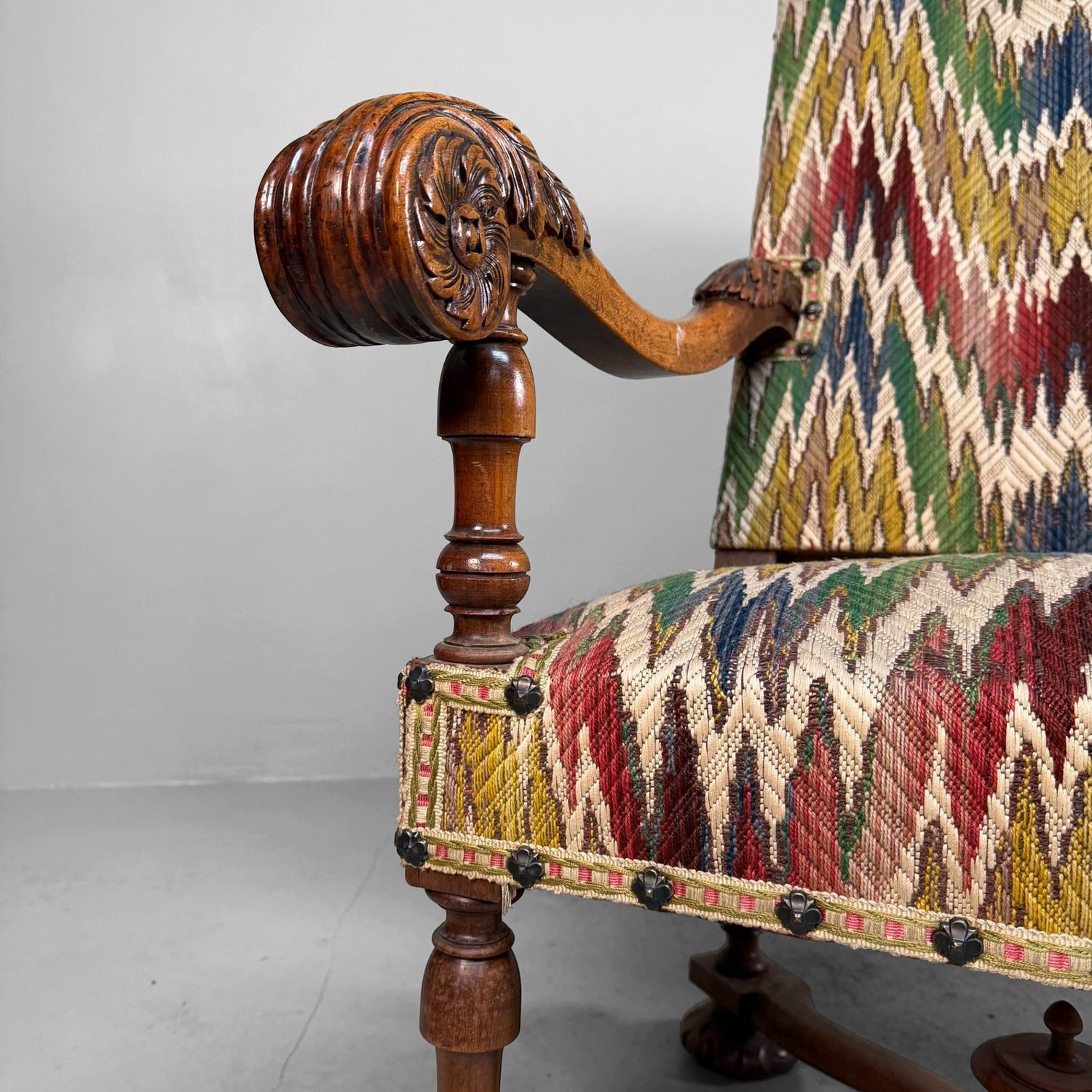Set Antieke Armfauteuils in Walnoot met Ikat-Patroon, laat 19e eeuw