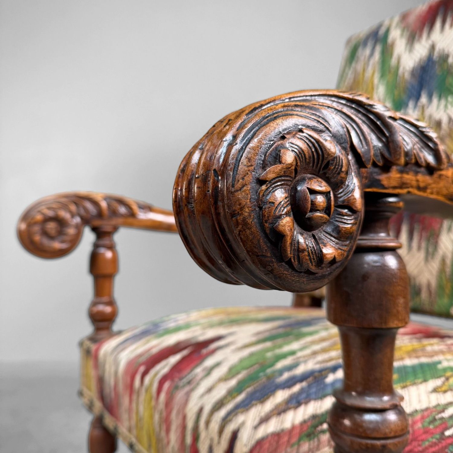 Set Antieke Armfauteuils in Walnoot met Ikat-Patroon, laat 19e eeuw