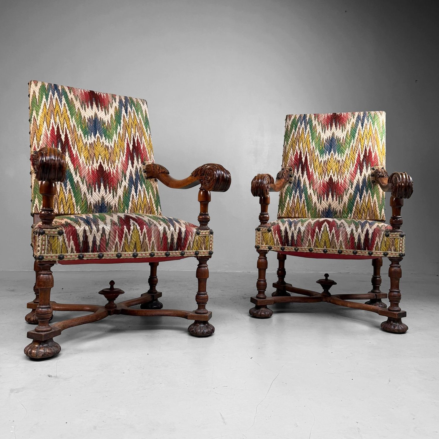Set Antieke Armfauteuils in Walnoot met Ikat-Patroon, laat 19e eeuw