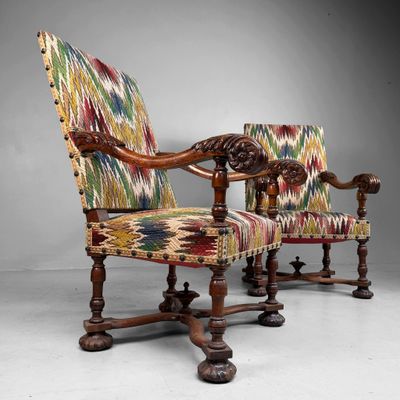 Set Antieke Armfauteuils in Walnoot met Ikat-Patroon, laat 19e eeuw
