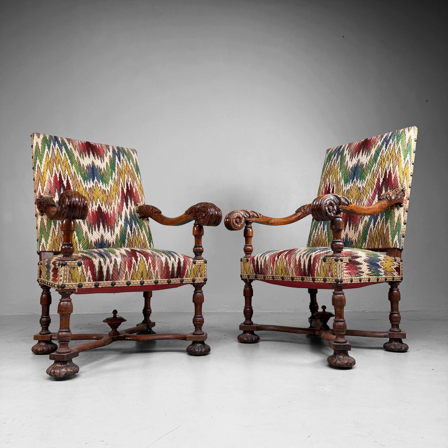 Set Antieke Armfauteuils in Walnoot met Ikat-Patroon, laat 19e eeuw