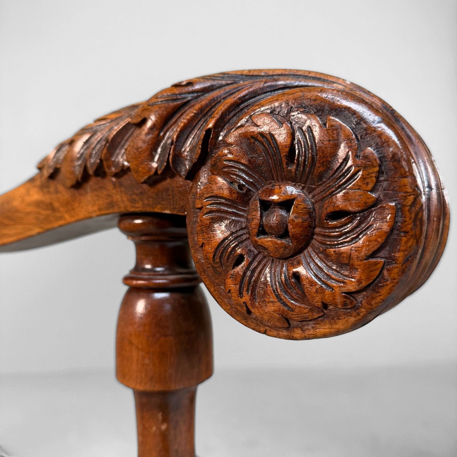 Set Antieke Armfauteuils in Walnoot met Ikat-Patroon, laat 19e eeuw