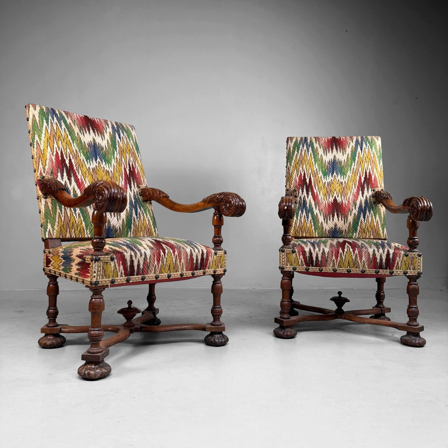 Set Antieke Armfauteuils in Walnoot met Ikat-Patroon, laat 19e eeuw