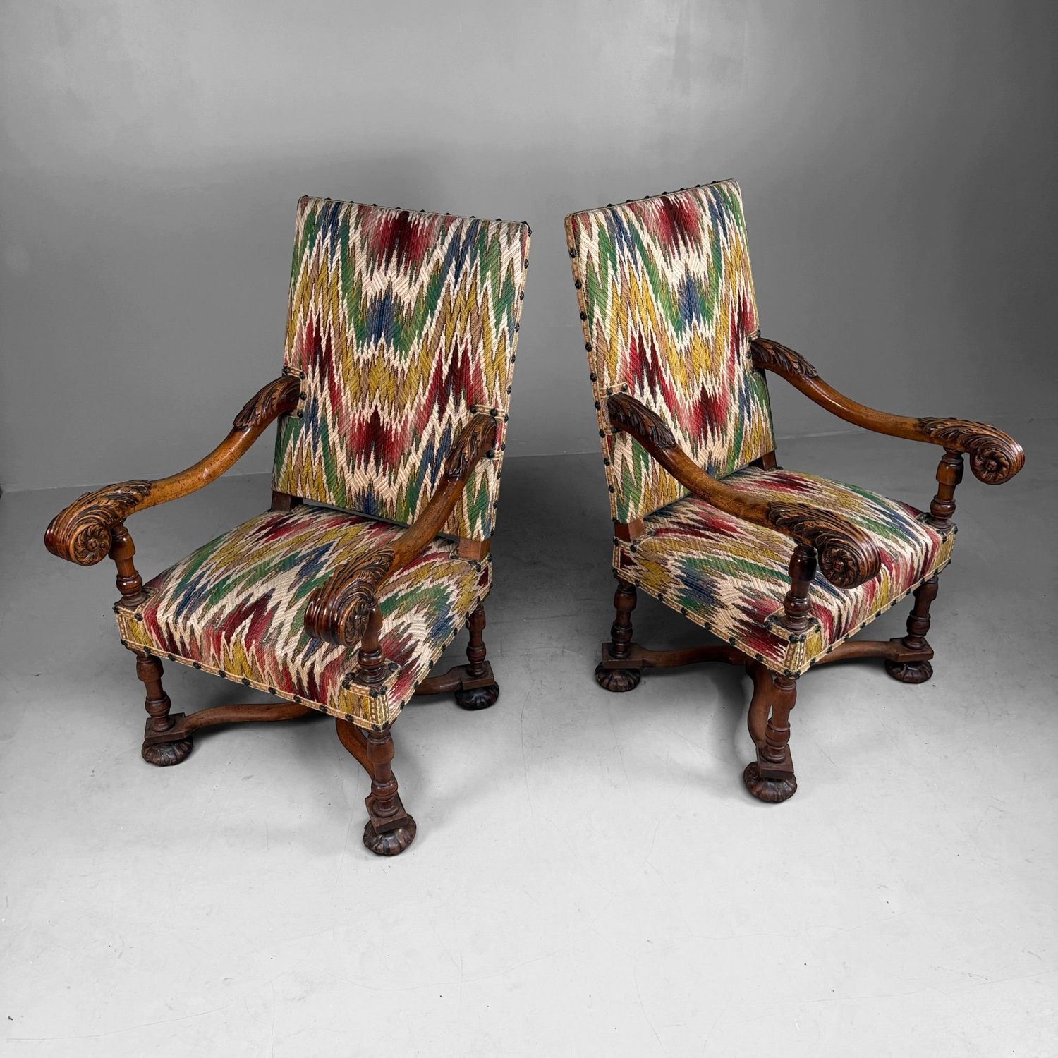 Set Antieke Armfauteuils in Walnoot met Ikat-Patroon, laat 19e eeuw