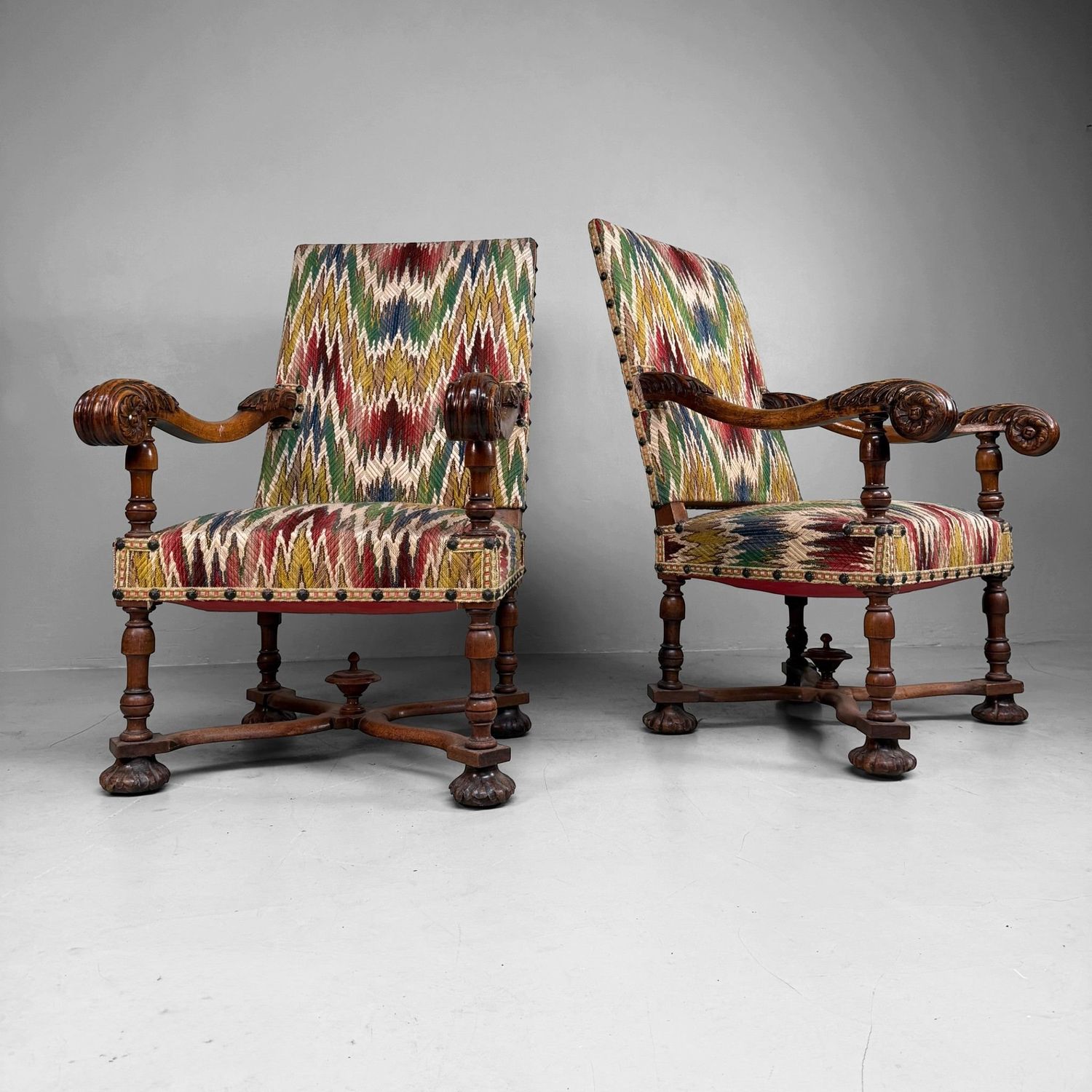 Set Antieke Armfauteuils in Walnoot met Ikat-Patroon, laat 19e eeuw
