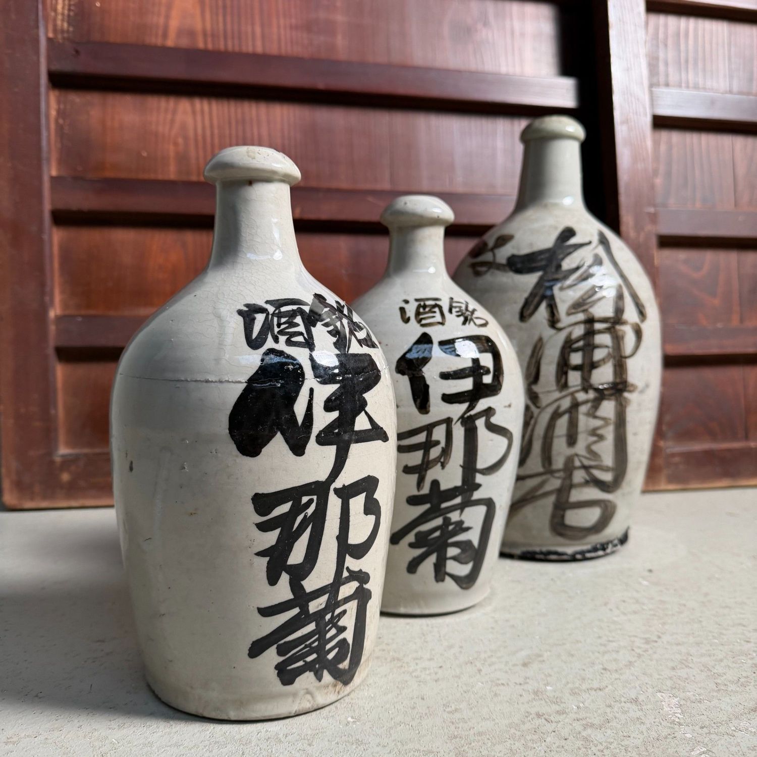 Japanse Tokkuri Sakekruiken met Kalligrafie, Set van 3, 1940s