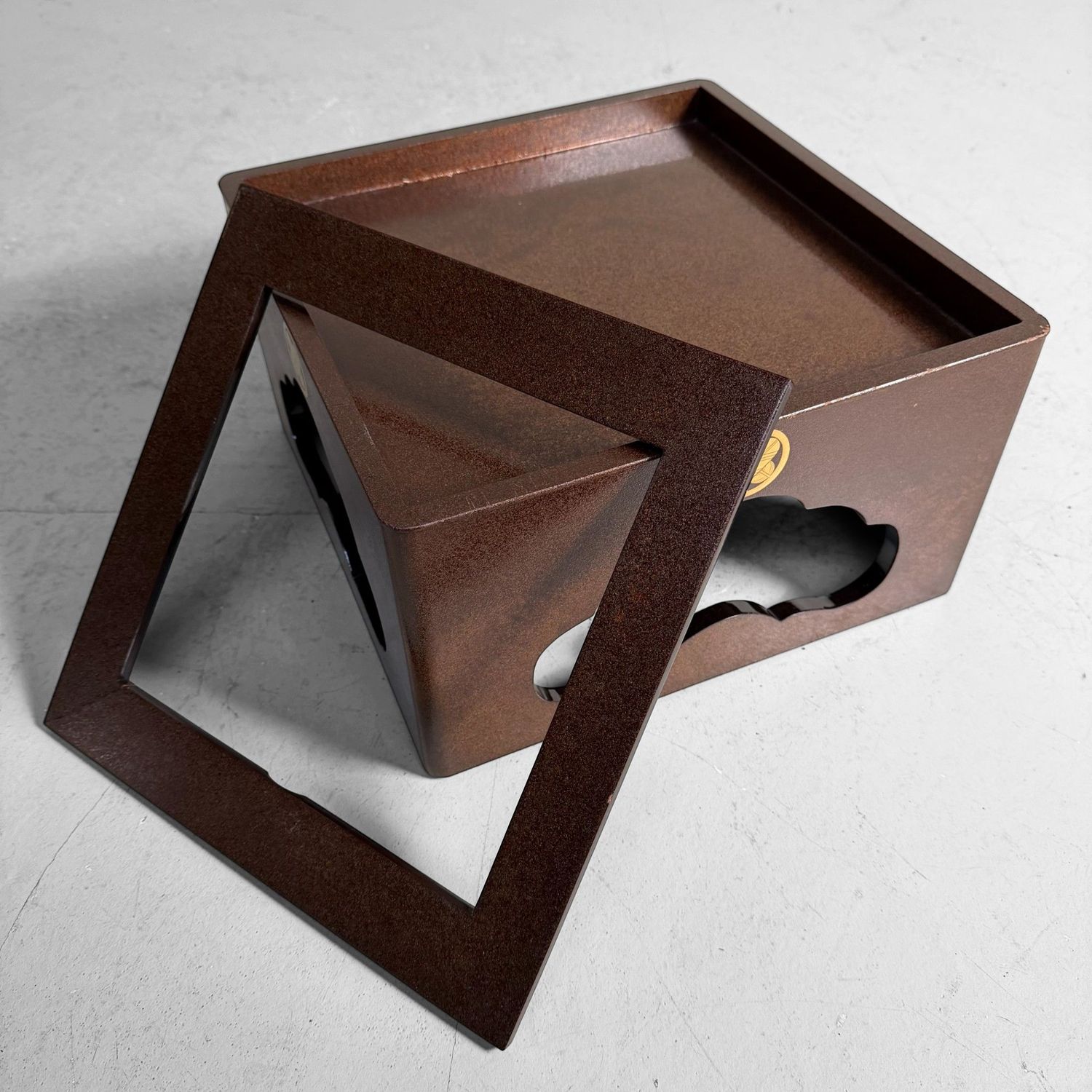 Japanse Gelakte Jubako-dai Displaytafel met Gouden Kamon, 1920s