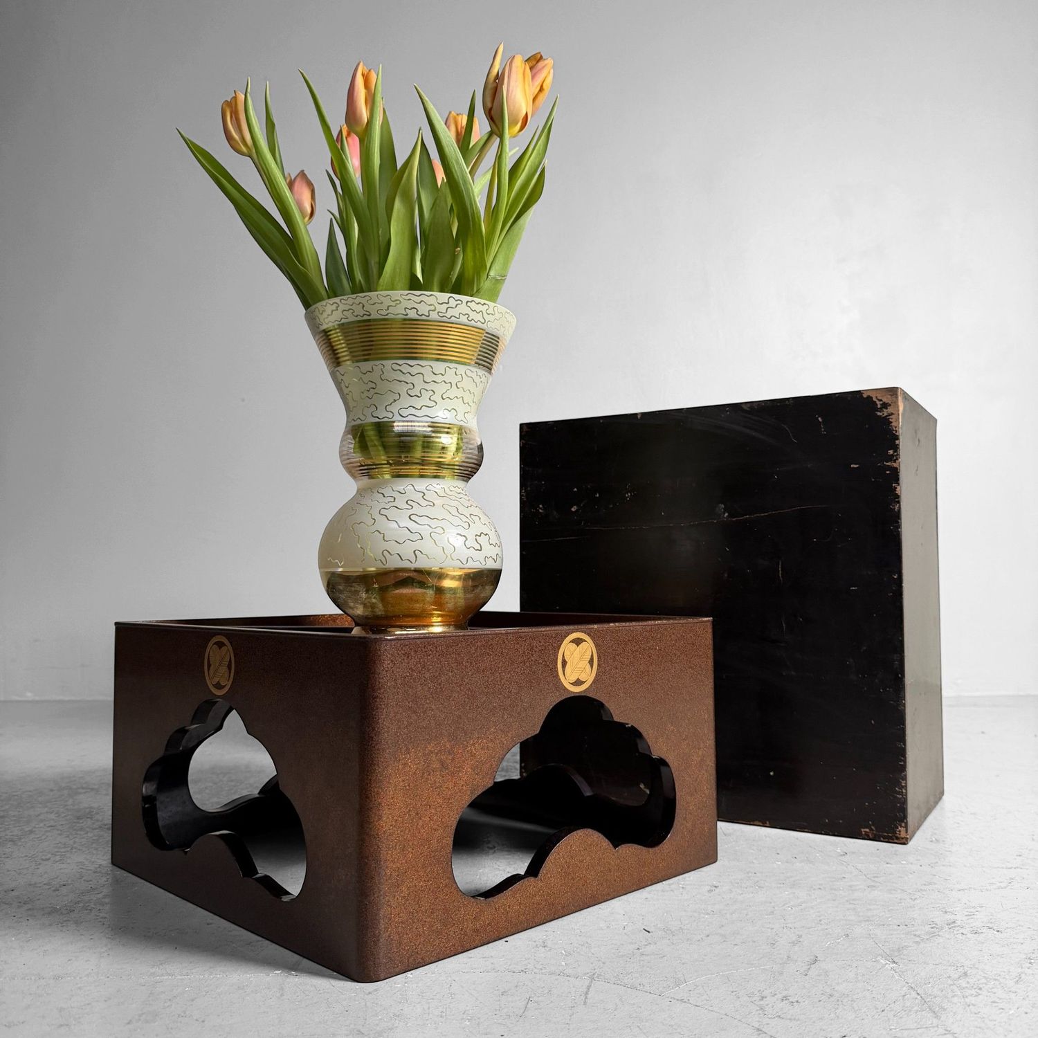 Japanse Gelakte Jubako-dai Displaytafel met Gouden Kamon, 1920s