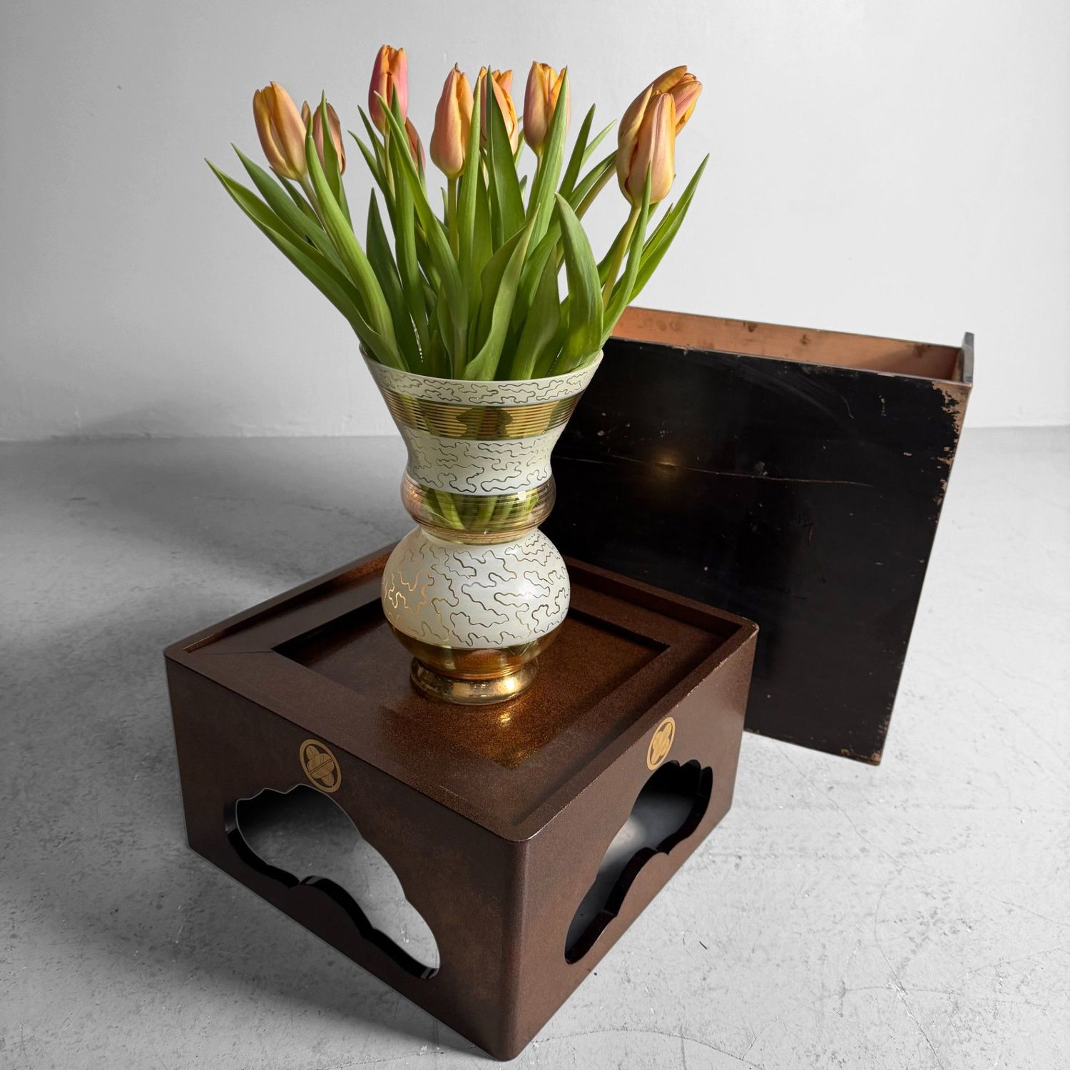 Japanse Gelakte Jubako-dai Displaytafel met Gouden Kamon, 1920s