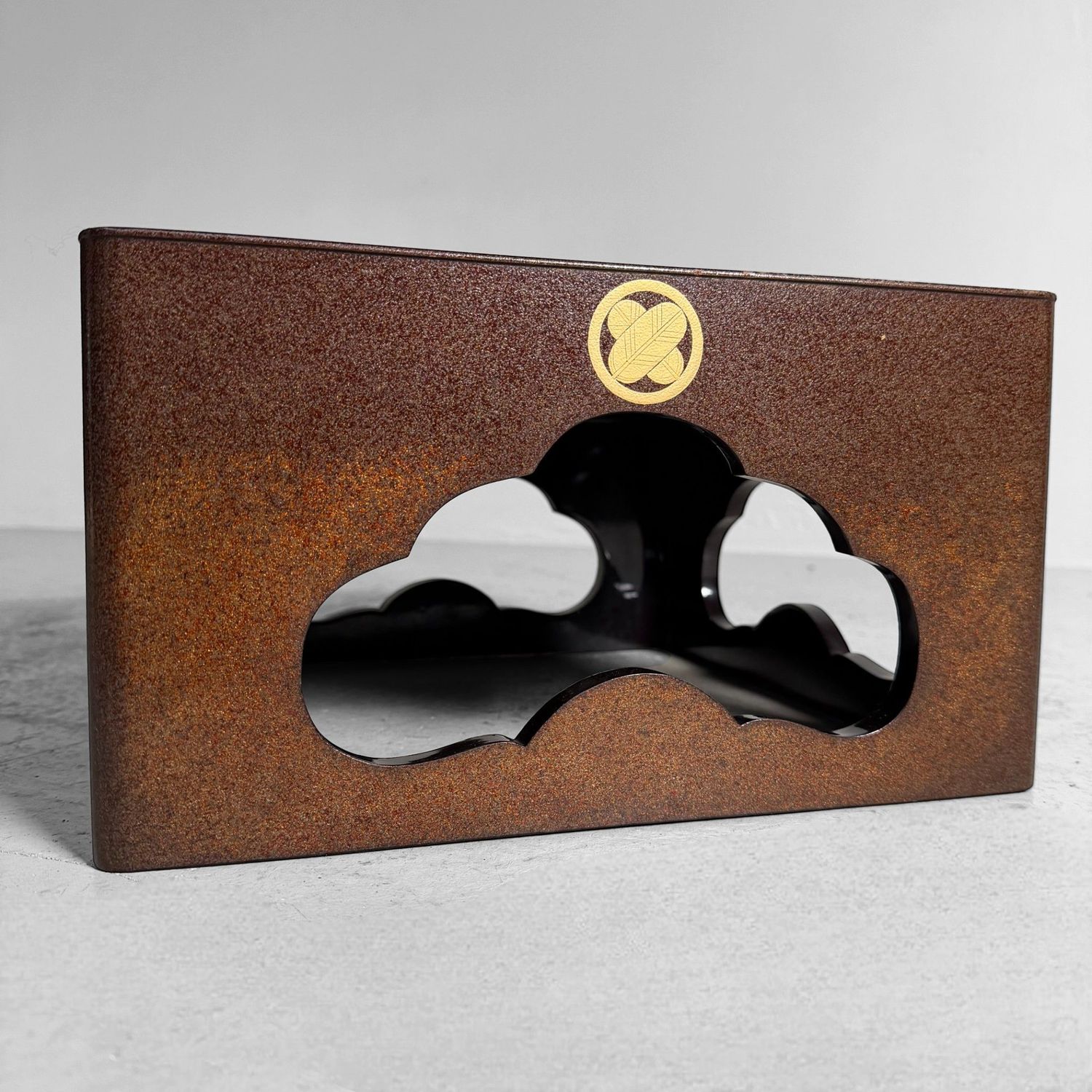 Japanse Gelakte Jubako-dai Displaytafel met Gouden Kamon, 1920s