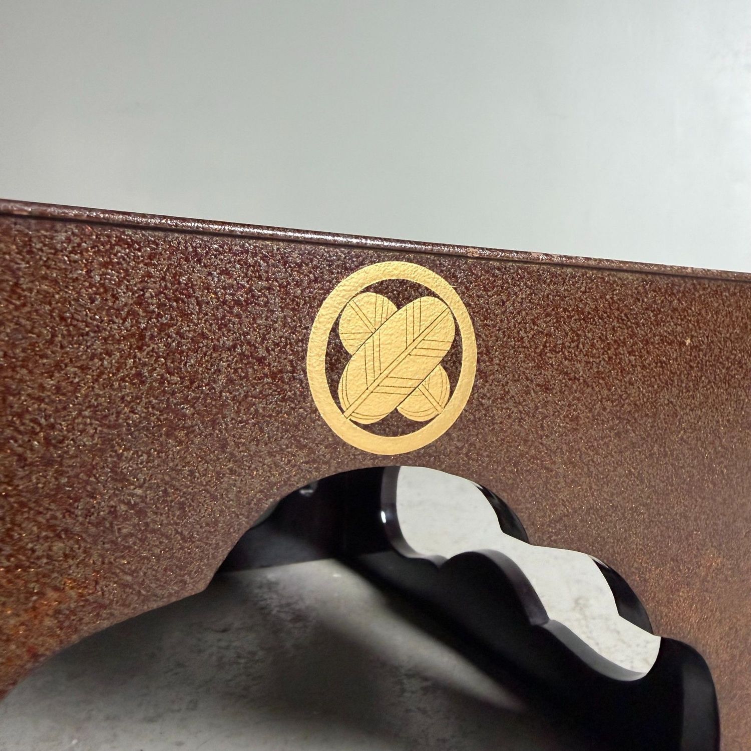 Japanse Gelakte Jubako-dai Displaytafel met Gouden Kamon, 1920s