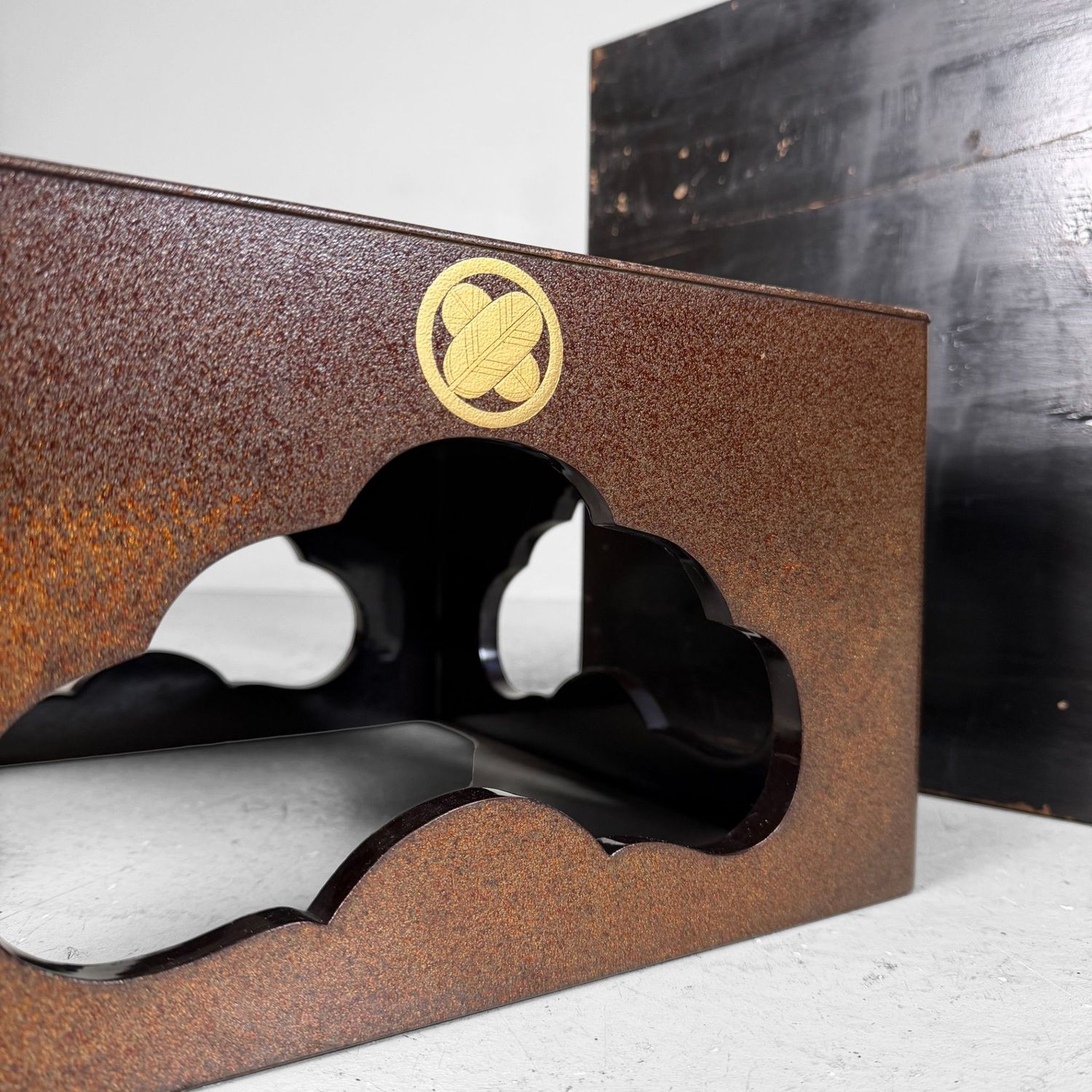 Japanse Gelakte Jubako-dai Displaytafel met Gouden Kamon, 1920s