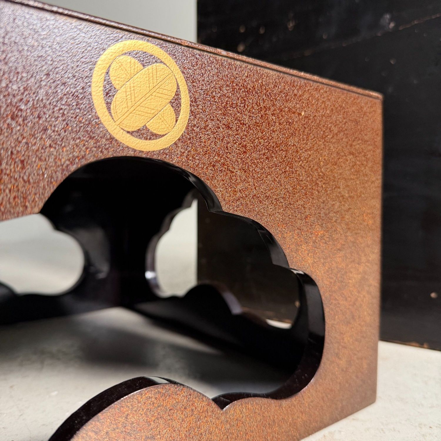 Japanse Gelakte Jubako-dai Displaytafel met Gouden Kamon, 1920s