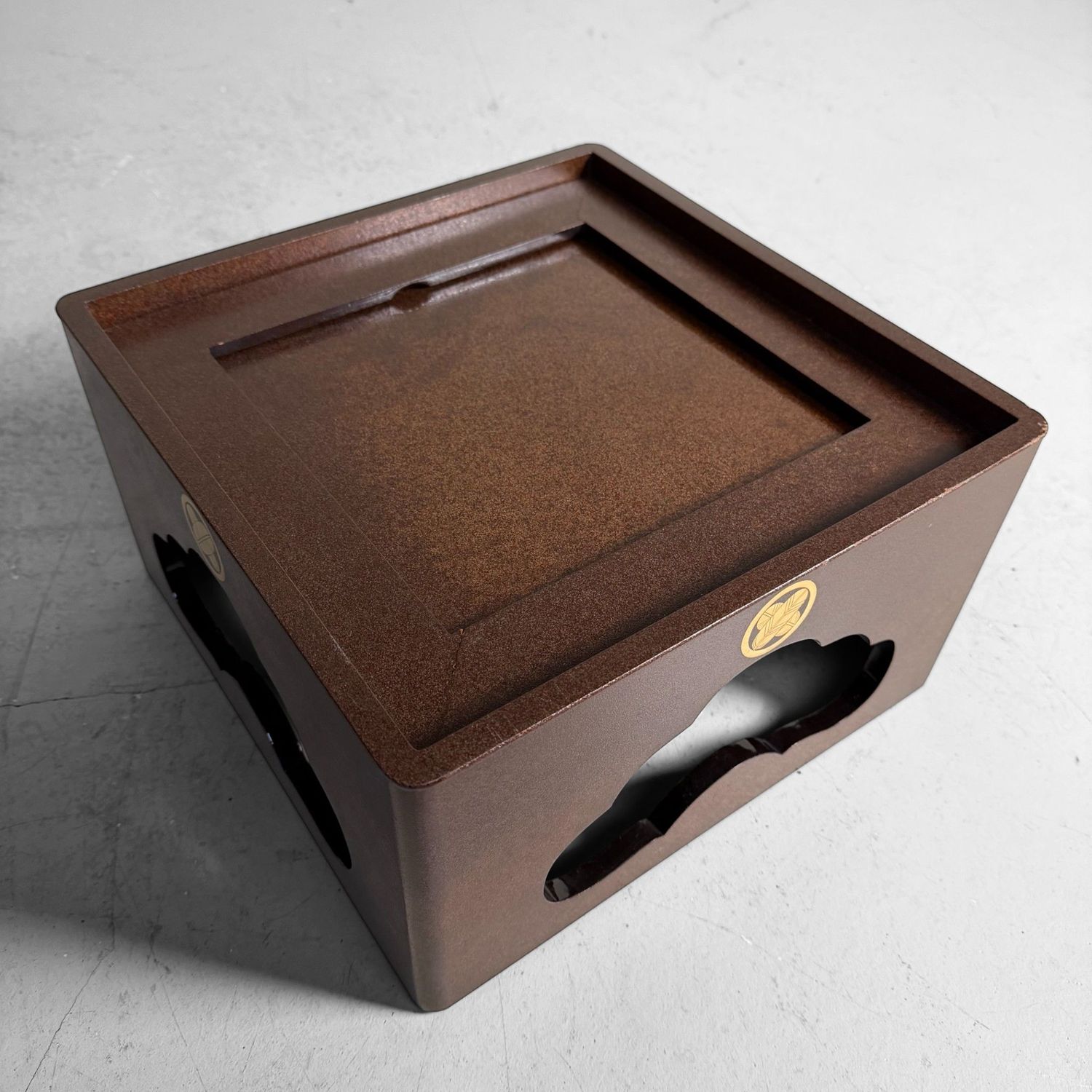 Japanse Gelakte Jubako-dai Displaytafel met Gouden Kamon, 1920s